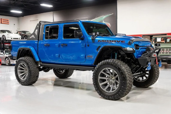 Custom amplifier installation in lifted Jeep Gladiator Mojave by Stretch Audio